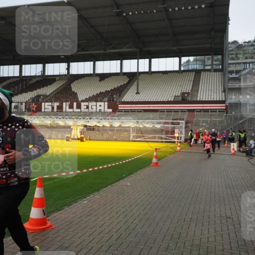 07.12.2025 - St. Pauli X-Mass-Run No. 15 Fabian Wolf http://msf.ph/oto/9420568 07.12.2025 11:40:39 Ziel 52, 726, 727, 1061, 1756, 2144, 2416, 2417, 2713, 2865, 3554, 3824, 3825, 3850 meine-sportfotos.de