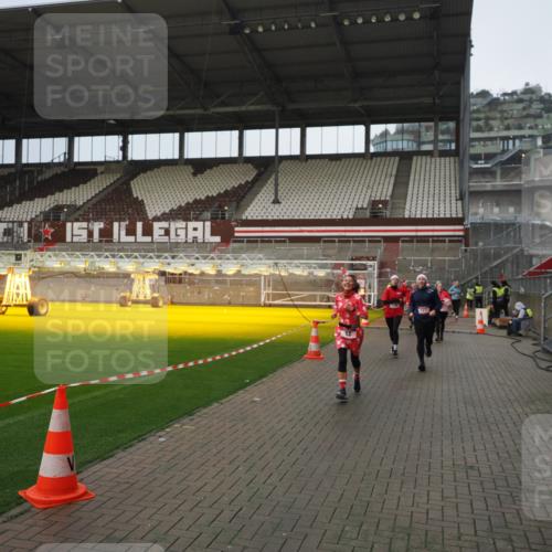 07.12.2025 - St. Pauli X-Mass-Run No. 15 Fabian Wolf http://msf.ph/oto/9420573 07.12.2025 11:40:42 Ziel 52, 726, 727, 1061, 1277, 1756, 2199, 2416, 2417, 2865, 3850 meine-sportfotos.de