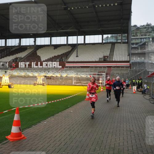 07.12.2025 - St. Pauli X-Mass-Run No. 15 Fabian Wolf http://msf.ph/oto/9420575 07.12.2025 11:40:43 Ziel 52, 726, 727, 1061, 1277, 2199, 2416, 2417, 2865, 2976, 3850 meine-sportfotos.de