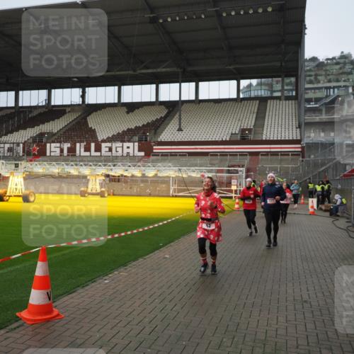 07.12.2025 - St. Pauli X-Mass-Run No. 15 Fabian Wolf http://msf.ph/oto/9420576 07.12.2025 11:40:43 Ziel 52, 726, 727, 1061, 1277, 2199, 2416, 2417, 2865, 2976, 3850 meine-sportfotos.de