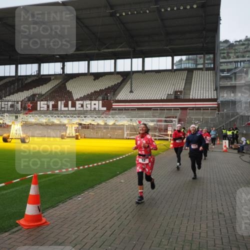 07.12.2025 - St. Pauli X-Mass-Run No. 15 Fabian Wolf http://msf.ph/oto/9420577 07.12.2025 11:40:43 Ziel 52, 726, 727, 1061, 1277, 2199, 2416, 2417, 2865, 2976, 3850 meine-sportfotos.de