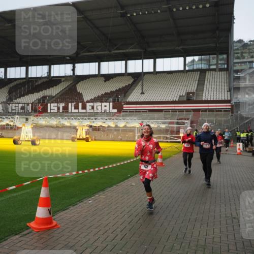 07.12.2025 - St. Pauli X-Mass-Run No. 15 Fabian Wolf http://msf.ph/oto/9420578 07.12.2025 11:40:43 Ziel 52, 726, 727, 1061, 1277, 2199, 2416, 2417, 2865, 2976, 3850 meine-sportfotos.de