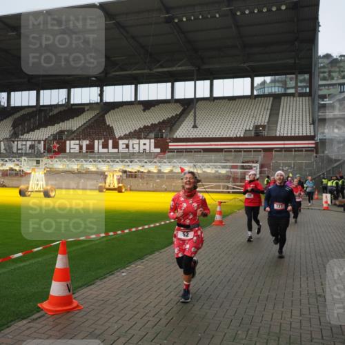 07.12.2025 - St. Pauli X-Mass-Run No. 15 Fabian Wolf http://msf.ph/oto/9420579 07.12.2025 11:40:43 Ziel 52, 726, 727, 1061, 1277, 2199, 2416, 2417, 2865, 2976, 3850 meine-sportfotos.de