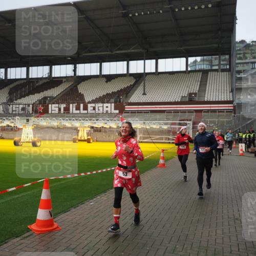 07.12.2025 - St. Pauli X-Mass-Run No. 15 Fabian Wolf http://msf.ph/oto/9420580 07.12.2025 11:40:44 Ziel 52, 726, 727, 1061, 1277, 2199, 2416, 2417, 2865, 2976 meine-sportfotos.de
