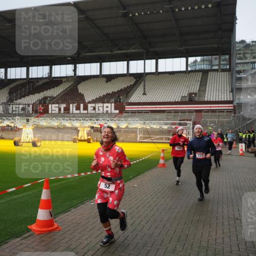07.12.2025 - St. Pauli X-Mass-Run No. 15 Fabian Wolf http://msf.ph/oto/9420581 07.12.2025 11:40:44 Ziel 52, 726, 727, 1061, 1277, 2199, 2416, 2417, 2865, 2976 meine-sportfotos.de