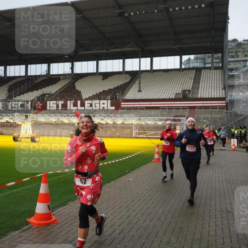 07.12.2025 - St. Pauli X-Mass-Run No. 15 Fabian Wolf http://msf.ph/oto/9420582 07.12.2025 11:40:44 Ziel 52, 726, 727, 1061, 1277, 2199, 2416, 2417, 2865, 2976 meine-sportfotos.de
