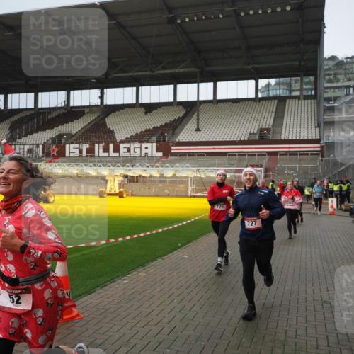 07.12.2025 - St. Pauli X-Mass-Run No. 15 Fabian Wolf http://msf.ph/oto/9420584 07.12.2025 11:40:44 Ziel 52, 726, 727, 1061, 1277, 2199, 2416, 2417, 2865, 2976 meine-sportfotos.de