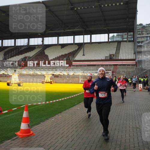 07.12.2025 - St. Pauli X-Mass-Run No. 15 Fabian Wolf http://msf.ph/oto/9420585 07.12.2025 11:40:45 Ziel 52, 726, 727, 1061, 1277, 2199, 2416, 2417, 2865, 2976, 3592, 4608 meine-sportfotos.de