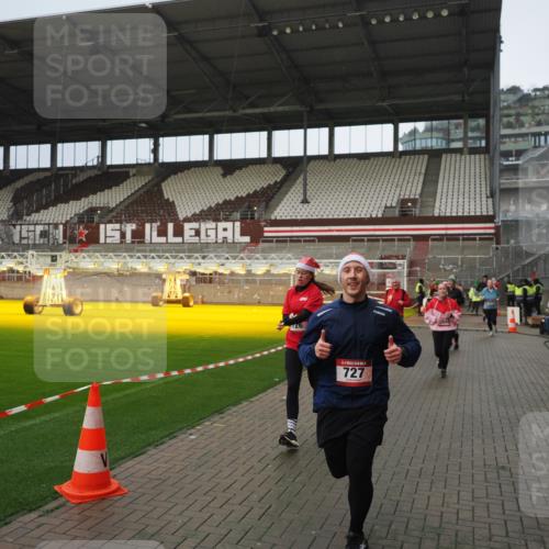 07.12.2025 - St. Pauli X-Mass-Run No. 15 Fabian Wolf http://msf.ph/oto/9420586 07.12.2025 11:40:45 Ziel 52, 726, 727, 1061, 1277, 2199, 2416, 2417, 2865, 2976, 3592, 4608 meine-sportfotos.de
