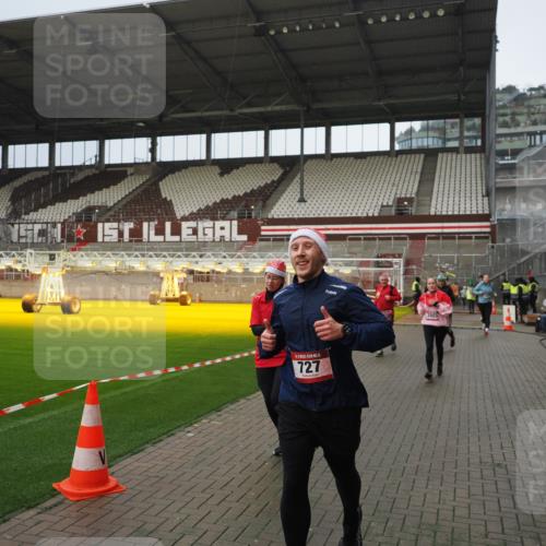 07.12.2025 - St. Pauli X-Mass-Run No. 15 Fabian Wolf http://msf.ph/oto/9420587 07.12.2025 11:40:45 Ziel 52, 726, 727, 1061, 1277, 2199, 2416, 2417, 2865, 2976, 3592, 4608 meine-sportfotos.de