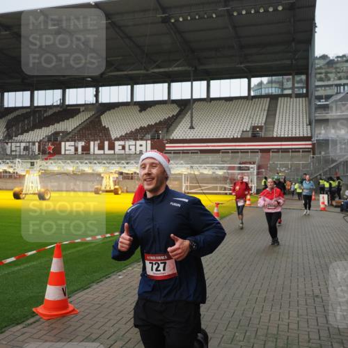 07.12.2025 - St. Pauli X-Mass-Run No. 15 Fabian Wolf http://msf.ph/oto/9420588 07.12.2025 11:40:45 Ziel 52, 726, 727, 1061, 1277, 2199, 2416, 2417, 2865, 2976, 3592, 4608 meine-sportfotos.de
