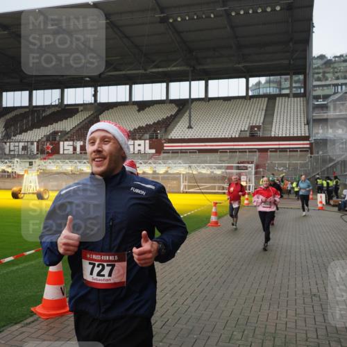 07.12.2025 - St. Pauli X-Mass-Run No. 15 Fabian Wolf http://msf.ph/oto/9420589 07.12.2025 11:40:45 Ziel 52, 726, 727, 1061, 1277, 2199, 2416, 2417, 2865, 2976, 3592, 4608 meine-sportfotos.de