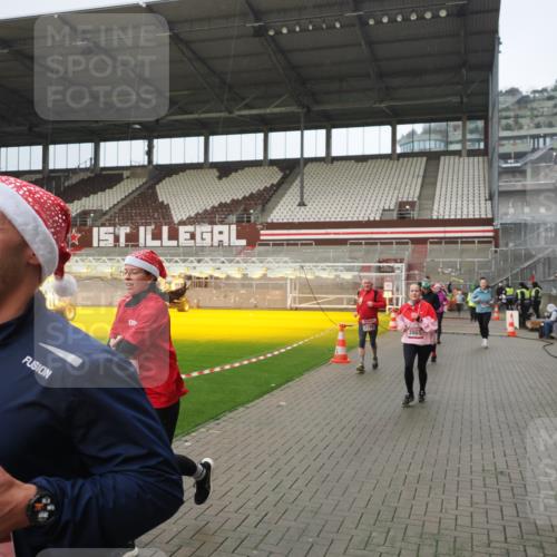 07.12.2025 - St. Pauli X-Mass-Run No. 15 Fabian Wolf http://msf.ph/oto/9420590 07.12.2025 11:40:46 Ziel 52, 726, 727, 1061, 1277, 2199, 2416, 2417, 2865, 2976, 3592, 3619, 4608 meine-sportfotos.de