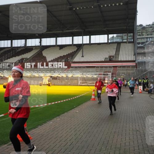 07.12.2025 - St. Pauli X-Mass-Run No. 15 Fabian Wolf http://msf.ph/oto/9420591 07.12.2025 11:40:46 Ziel 52, 726, 727, 1061, 1277, 2199, 2416, 2417, 2865, 2976, 3592, 3619, 4608 meine-sportfotos.de