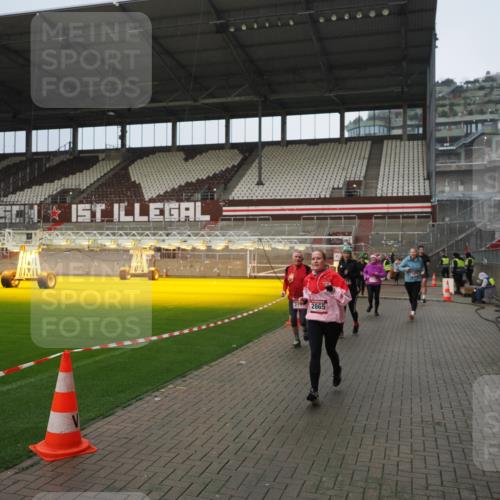 07.12.2025 - St. Pauli X-Mass-Run No. 15 Fabian Wolf http://msf.ph/oto/9420594 07.12.2025 11:40:46 Ziel 52, 726, 727, 1061, 1277, 2199, 2416, 2417, 2865, 2976, 3592, 3619, 4608 meine-sportfotos.de