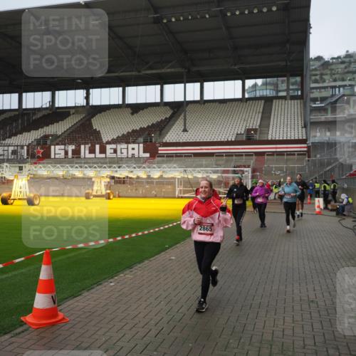 07.12.2025 - St. Pauli X-Mass-Run No. 15 Fabian Wolf http://msf.ph/oto/9420596 07.12.2025 11:40:47 Ziel 52, 726, 727, 1061, 1277, 2199, 2416, 2417, 2865, 2976, 3592, 3619, 4608 meine-sportfotos.de