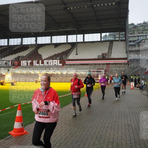 07.12.2025 - St. Pauli X-Mass-Run No. 15 Fabian Wolf http://msf.ph/oto/9420600 07.12.2025 11:40:48 Ziel 52, 726, 727, 1061, 1277, 2199, 2294, 2416, 2417, 2425, 2865, 2976, 3592, 3619, 4608 meine-sportfotos.de