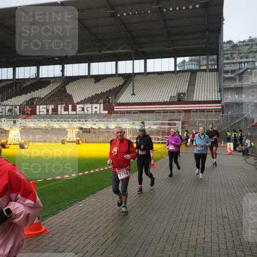 07.12.2025 - St. Pauli X-Mass-Run No. 15 Fabian Wolf http://msf.ph/oto/9420602 07.12.2025 11:40:48 Ziel 52, 726, 727, 1061, 1277, 2199, 2294, 2416, 2417, 2425, 2865, 2976, 3592, 3619, 4608 meine-sportfotos.de