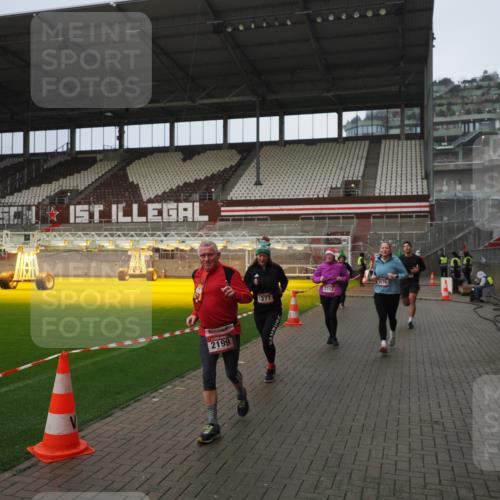07.12.2025 - St. Pauli X-Mass-Run No. 15 Fabian Wolf http://msf.ph/oto/9420603 07.12.2025 11:40:48 Ziel 52, 726, 727, 1061, 1277, 2199, 2294, 2416, 2417, 2425, 2865, 2976, 3592, 3619, 4608 meine-sportfotos.de