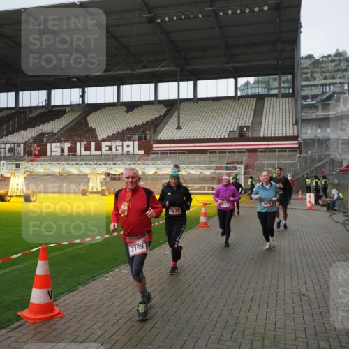 07.12.2025 - St. Pauli X-Mass-Run No. 15 Fabian Wolf http://msf.ph/oto/9420604 07.12.2025 11:40:48 Ziel 52, 726, 727, 1061, 1277, 2199, 2294, 2416, 2417, 2425, 2865, 2976, 3592, 3619, 4608 meine-sportfotos.de