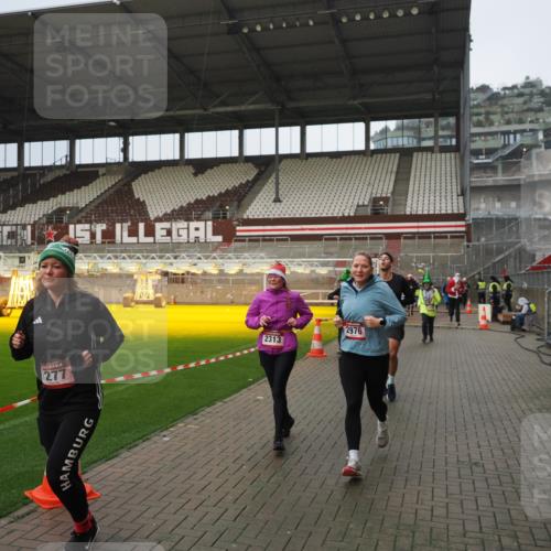 07.12.2025 - St. Pauli X-Mass-Run No. 15 Fabian Wolf http://msf.ph/oto/9420607 07.12.2025 11:40:50 Ziel 52, 726, 727, 1061, 1277, 2199, 2294, 2416, 2417, 2425, 2865, 2947, 2976, 3259, 3592, 3619, 4608 meine-sportfotos.de