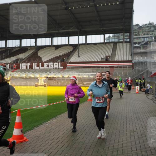 07.12.2025 - St. Pauli X-Mass-Run No. 15 Fabian Wolf http://msf.ph/oto/9420608 07.12.2025 11:40:50 Ziel 52, 726, 727, 1061, 1277, 2199, 2294, 2416, 2417, 2425, 2865, 2947, 2976, 3259, 3592, 3619, 4608 meine-sportfotos.de