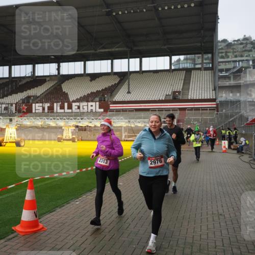 07.12.2025 - St. Pauli X-Mass-Run No. 15 Fabian Wolf http://msf.ph/oto/9420609 07.12.2025 11:40:50 Ziel 52, 726, 727, 1061, 1277, 2199, 2294, 2416, 2417, 2425, 2865, 2947, 2976, 3259, 3592, 3619, 4608 meine-sportfotos.de