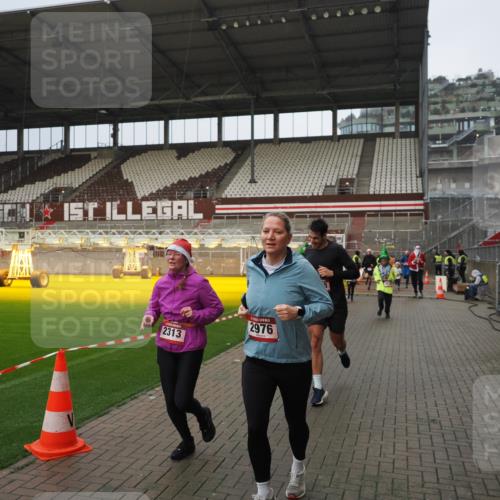 07.12.2025 - St. Pauli X-Mass-Run No. 15 Fabian Wolf http://msf.ph/oto/9420610 07.12.2025 11:40:50 Ziel 52, 726, 727, 1061, 1277, 2199, 2294, 2416, 2417, 2425, 2865, 2947, 2976, 3259, 3592, 3619, 4608 meine-sportfotos.de