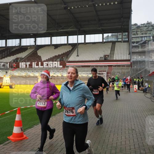07.12.2025 - St. Pauli X-Mass-Run No. 15 Fabian Wolf http://msf.ph/oto/9420611 07.12.2025 11:40:50 Ziel 52, 726, 727, 1061, 1277, 2199, 2294, 2416, 2417, 2425, 2865, 2947, 2976, 3259, 3592, 3619, 4608 meine-sportfotos.de