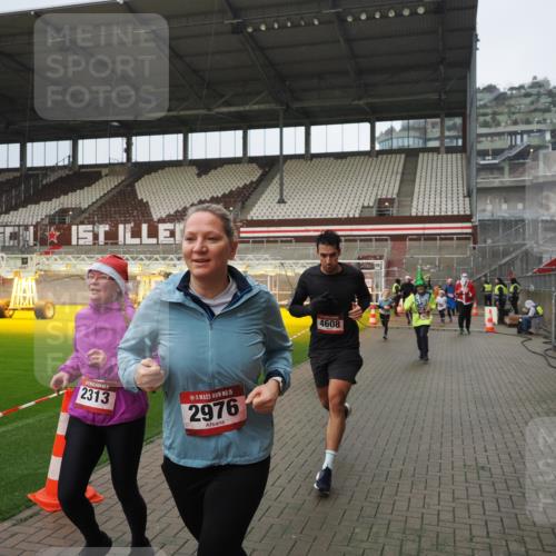 07.12.2025 - St. Pauli X-Mass-Run No. 15 Fabian Wolf http://msf.ph/oto/9420612 07.12.2025 11:40:51 Ziel 52, 726, 727, 1061, 1277, 2199, 2292, 2294, 2425, 2865, 2947, 2976, 3259, 3592, 3619, 4608 meine-sportfotos.de