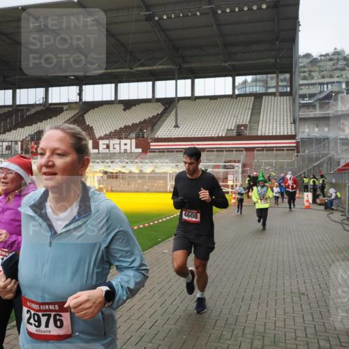 07.12.2025 - St. Pauli X-Mass-Run No. 15 Fabian Wolf http://msf.ph/oto/9420613 07.12.2025 11:40:51 Ziel 52, 726, 727, 1061, 1277, 2199, 2292, 2294, 2425, 2865, 2947, 2976, 3259, 3592, 3619, 4608 meine-sportfotos.de
