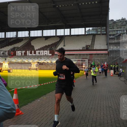 07.12.2025 - St. Pauli X-Mass-Run No. 15 Fabian Wolf http://msf.ph/oto/9420614 07.12.2025 11:40:51 Ziel 52, 726, 727, 1061, 1277, 2199, 2292, 2294, 2425, 2865, 2947, 2976, 3259, 3592, 3619, 4608 meine-sportfotos.de