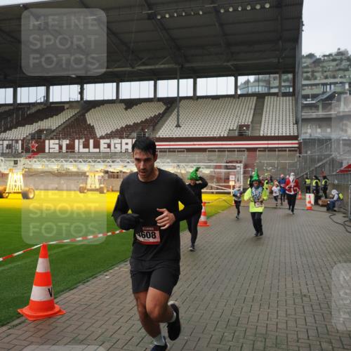 07.12.2025 - St. Pauli X-Mass-Run No. 15 Fabian Wolf http://msf.ph/oto/9420615 07.12.2025 11:40:51 Ziel 52, 726, 727, 1061, 1277, 2199, 2292, 2294, 2425, 2865, 2947, 2976, 3259, 3592, 3619, 4608 meine-sportfotos.de