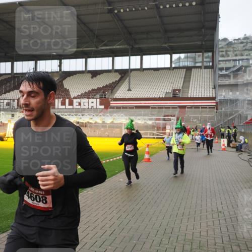 07.12.2025 - St. Pauli X-Mass-Run No. 15 Fabian Wolf http://msf.ph/oto/9420617 07.12.2025 11:40:52 Ziel 52, 726, 727, 1277, 2199, 2292, 2294, 2425, 2865, 2947, 2976, 3259, 3592, 3619, 4608 meine-sportfotos.de