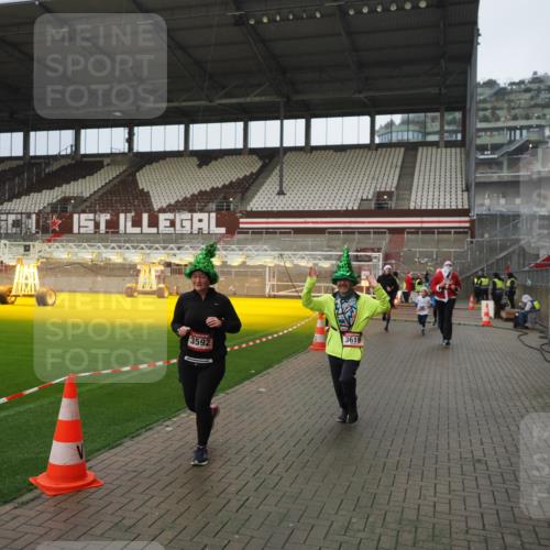 07.12.2025 - St. Pauli X-Mass-Run No. 15 Fabian Wolf http://msf.ph/oto/9420618 07.12.2025 11:40:53 Ziel 52, 726, 727, 1277, 2199, 2292, 2294, 2425, 2865, 2947, 2976, 3259, 3592, 3619, 3912, 4608 meine-sportfotos.de