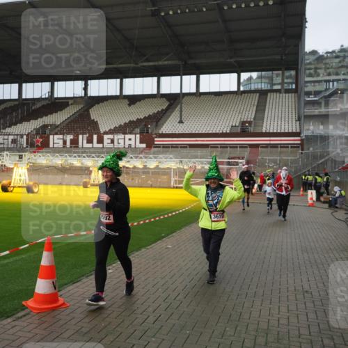 07.12.2025 - St. Pauli X-Mass-Run No. 15 Fabian Wolf http://msf.ph/oto/9420619 07.12.2025 11:40:53 Ziel 52, 726, 727, 1277, 2199, 2292, 2294, 2425, 2865, 2947, 2976, 3259, 3592, 3619, 3912, 4608 meine-sportfotos.de