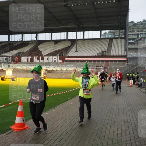 07.12.2025 - St. Pauli X-Mass-Run No. 15 Fabian Wolf http://msf.ph/oto/9420620 07.12.2025 11:40:53 Ziel 52, 726, 727, 1277, 2199, 2292, 2294, 2425, 2865, 2947, 2976, 3259, 3592, 3619, 3912, 4608 meine-sportfotos.de