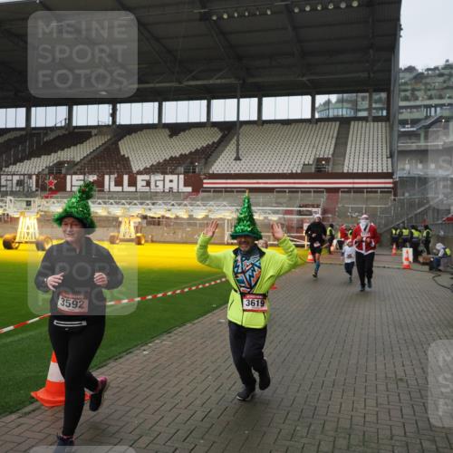 07.12.2025 - St. Pauli X-Mass-Run No. 15 Fabian Wolf http://msf.ph/oto/9420621 07.12.2025 11:40:53 Ziel 52, 726, 727, 1277, 2199, 2292, 2294, 2425, 2865, 2947, 2976, 3259, 3592, 3619, 3912, 4608 meine-sportfotos.de
