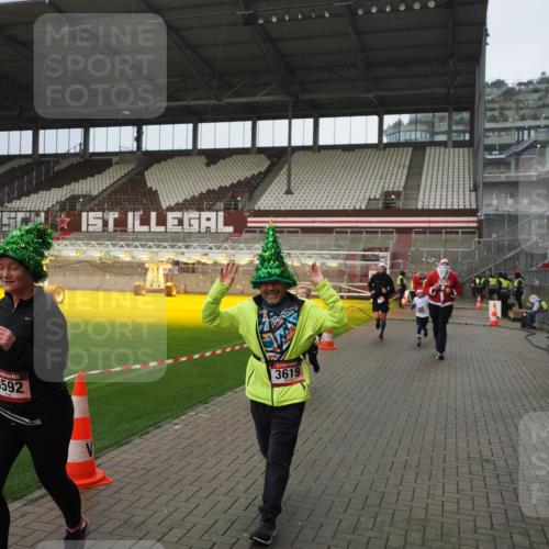 07.12.2025 - St. Pauli X-Mass-Run No. 15 Fabian Wolf http://msf.ph/oto/9420622 07.12.2025 11:40:53 Ziel 52, 726, 727, 1277, 2199, 2292, 2294, 2425, 2865, 2947, 2976, 3259, 3592, 3619, 3912, 4608 meine-sportfotos.de