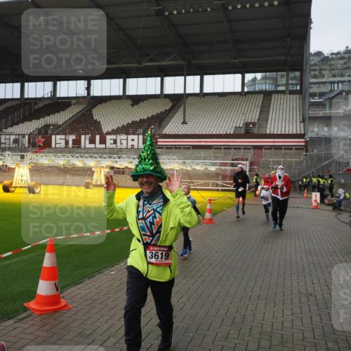 07.12.2025 - St. Pauli X-Mass-Run No. 15 Fabian Wolf http://msf.ph/oto/9420623 07.12.2025 11:40:54 Ziel 52, 726, 727, 1277, 2199, 2292, 2294, 2425, 2865, 2947, 2976, 3259, 3592, 3619, 3912, 4608 meine-sportfotos.de