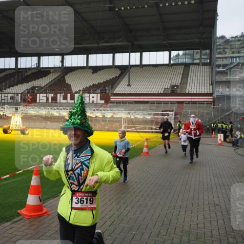 07.12.2025 - St. Pauli X-Mass-Run No. 15 Fabian Wolf http://msf.ph/oto/9420624 07.12.2025 11:40:54 Ziel 52, 726, 727, 1277, 2199, 2292, 2294, 2425, 2865, 2947, 2976, 3259, 3592, 3619, 3912, 4608 meine-sportfotos.de
