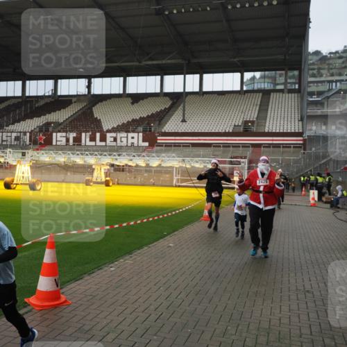 07.12.2025 - St. Pauli X-Mass-Run No. 15 Fabian Wolf http://msf.ph/oto/9420628 07.12.2025 11:40:55 Ziel 52, 726, 727, 1277, 2199, 2292, 2294, 2425, 2865, 2947, 2976, 3259, 3592, 3619, 3912, 4608 meine-sportfotos.de