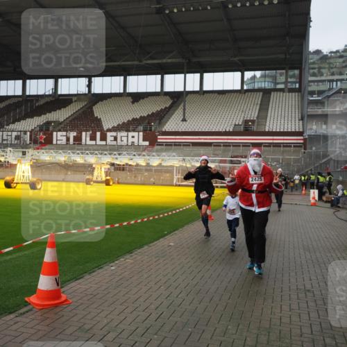 07.12.2025 - St. Pauli X-Mass-Run No. 15 Fabian Wolf http://msf.ph/oto/9420630 07.12.2025 11:40:55 Ziel 52, 726, 727, 1277, 2199, 2292, 2294, 2425, 2865, 2947, 2976, 3259, 3592, 3619, 3912, 4608 meine-sportfotos.de