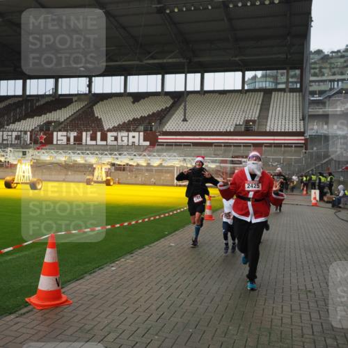 07.12.2025 - St. Pauli X-Mass-Run No. 15 Fabian Wolf http://msf.ph/oto/9420631 07.12.2025 11:40:56 Ziel 726, 727, 1277, 2199, 2292, 2294, 2425, 2865, 2947, 2976, 3259, 3592, 3619, 3912, 4608 meine-sportfotos.de