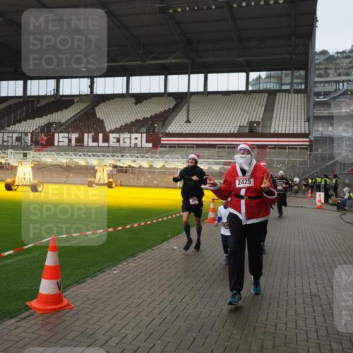 07.12.2025 - St. Pauli X-Mass-Run No. 15 Fabian Wolf http://msf.ph/oto/9420632 07.12.2025 11:40:56 Ziel 726, 727, 1277, 2199, 2292, 2294, 2425, 2865, 2947, 2976, 3259, 3592, 3619, 3912, 4608 meine-sportfotos.de