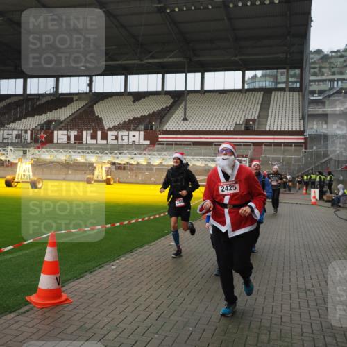 07.12.2025 - St. Pauli X-Mass-Run No. 15 Fabian Wolf http://msf.ph/oto/9420633 07.12.2025 11:40:56 Ziel 726, 727, 1277, 2199, 2292, 2294, 2425, 2865, 2947, 2976, 3259, 3592, 3619, 3912, 4608 meine-sportfotos.de