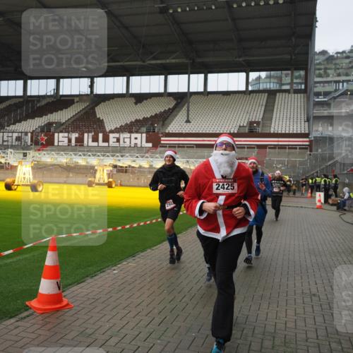 07.12.2025 - St. Pauli X-Mass-Run No. 15 Fabian Wolf http://msf.ph/oto/9420634 07.12.2025 11:40:56 Ziel 726, 727, 1277, 2199, 2292, 2294, 2425, 2865, 2947, 2976, 3259, 3592, 3619, 3912, 4608 meine-sportfotos.de