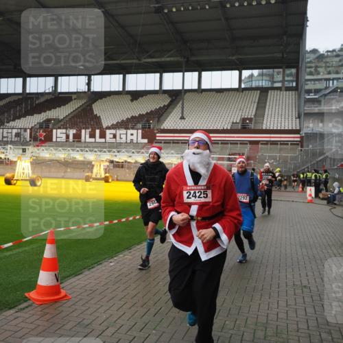 07.12.2025 - St. Pauli X-Mass-Run No. 15 Fabian Wolf http://msf.ph/oto/9420635 07.12.2025 11:40:56 Ziel 726, 727, 1277, 2199, 2292, 2294, 2425, 2865, 2947, 2976, 3259, 3592, 3619, 3912, 4608 meine-sportfotos.de