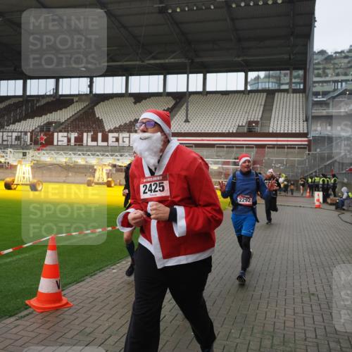 07.12.2025 - St. Pauli X-Mass-Run No. 15 Fabian Wolf http://msf.ph/oto/9420636 07.12.2025 11:40:57 Ziel 726, 727, 1277, 2199, 2292, 2294, 2425, 2865, 2947, 2976, 3259, 3592, 3619, 3912, 4608 meine-sportfotos.de