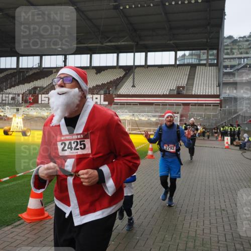 07.12.2025 - St. Pauli X-Mass-Run No. 15 Fabian Wolf http://msf.ph/oto/9420637 07.12.2025 11:40:57 Ziel 726, 727, 1277, 2199, 2292, 2294, 2425, 2865, 2947, 2976, 3259, 3592, 3619, 3912, 4608 meine-sportfotos.de